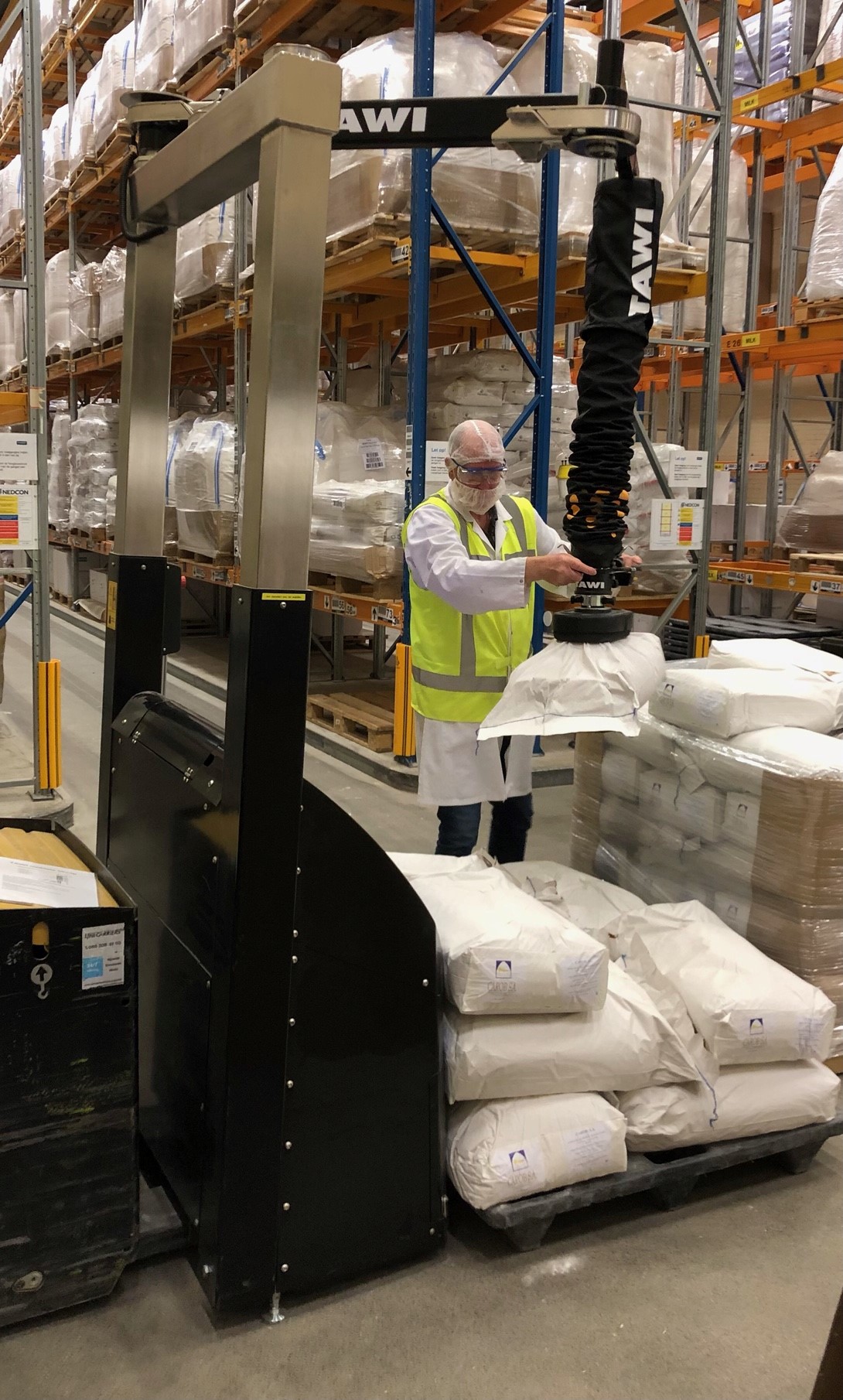 Ontdek de TAWI Mobile Order Picker, een innovatieve oplossing voor ergonomisch orderpicken. Deze mobiele orderpicker is compatibel met elk type vorkheftruck of palletwagen, waardoor je moeiteloos door je faciliteiten kunt navigeren. Til snel en veilig zakken of dozen met de compacte vacuümheffer.